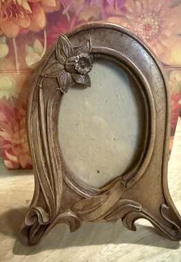 Vintage Art Nouveau Style Oval Resin Photo Frame with Sculpted Daffodil